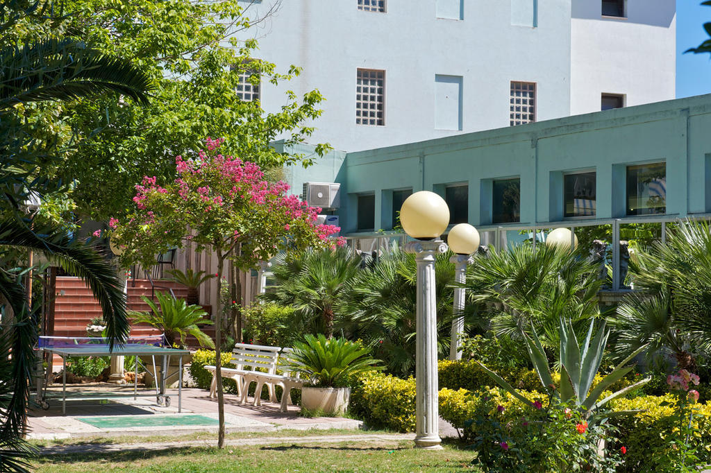Hotel Garden Каттолика Экстерьер фото