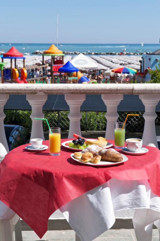 Hotel Garden Каттолика Экстерьер фото